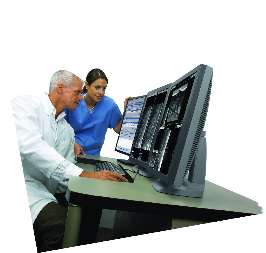 ludzie przed monitorami