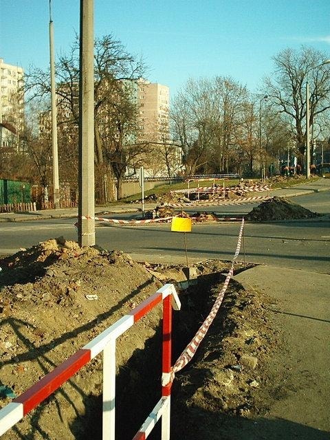 Wykopy pod kanalizację światłowodową na ul. Dolnej Wsi