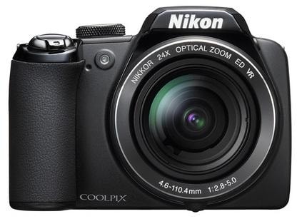 Aparat CoolPix P90 waży około 460 gramów, zaś zasilany jest dedykowaną baterią litowo-jonową