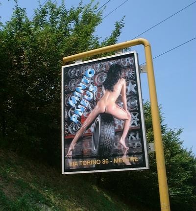 Wysoka dynamika wzrostu wskazuje, że internet już w tym roku osiągnie drugą pozycję jako medium reklamowe, tuż za telewizją. Jak widać, we Włoszech wciąż królują reklamy drogowe :)