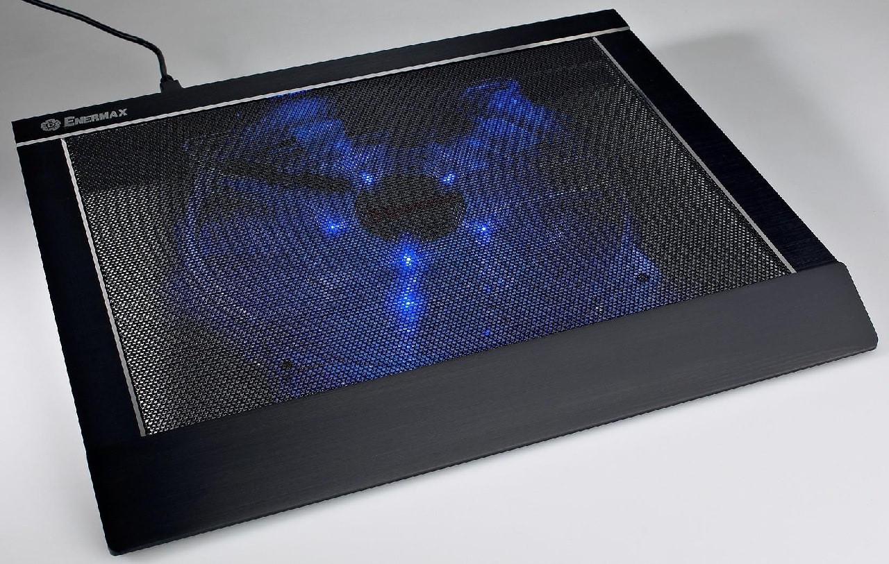 To dosyć pracujący wentylator w gustownej czarnej oprawie z funkcją podświetlenia.