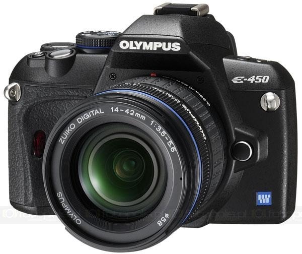 Olympus E-450 dostępny będzie od maja, w trzech wersjach - samo body, z obiektywem Zuiko 14-42mm oraz z dwoma obiektywami 14-42 i 40-150mm