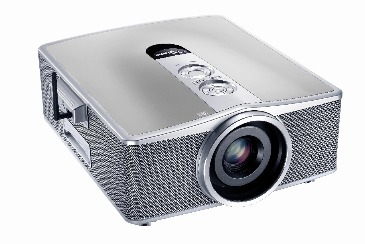 Optoma EP783S, dzięki wysokiej jasności 5 000 ANSI lumenów, potrafi wyświetlić wyraźny obraz w rozdzielczości XGA nawet w niezaciemnionych pomieszczeniach