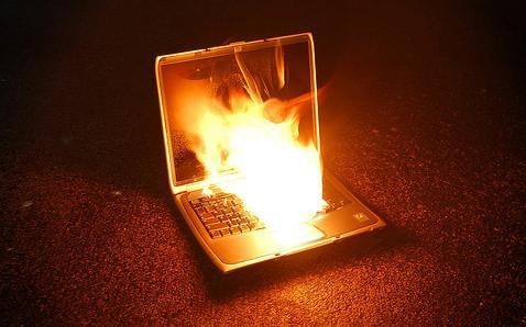 Przekonaliśmy się już, że laptopy a nawet same baterie potrafią być niebezpieczne