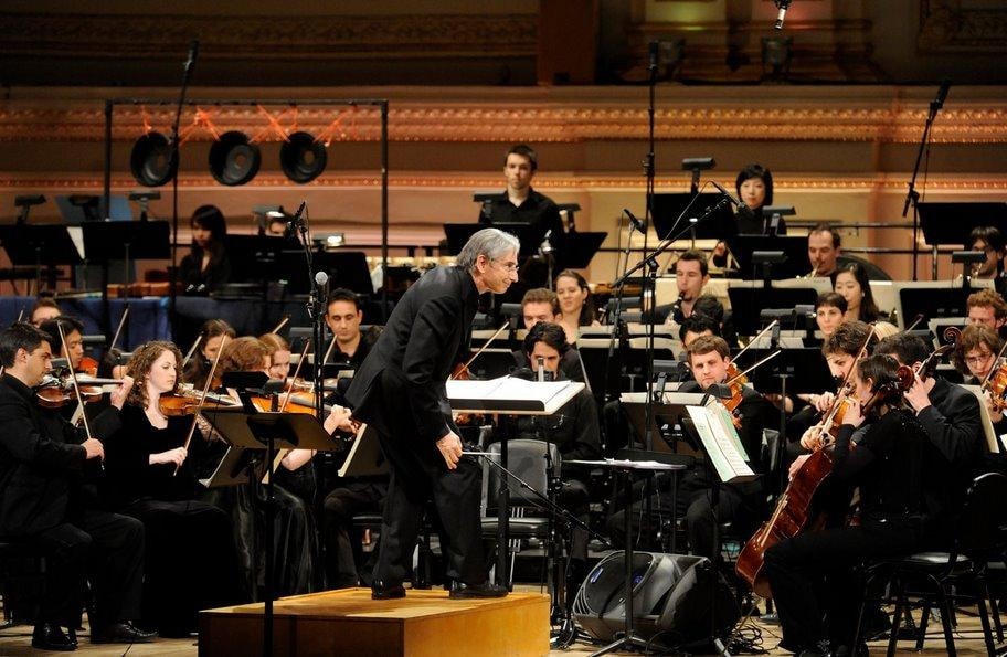 Dyrygent Michael Tilson Thomas przewodzi Orkiestrze