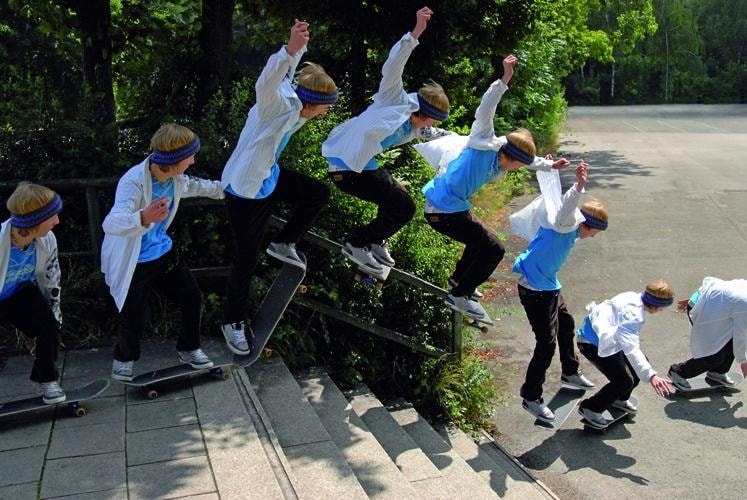 Wykorzystując warstwy w Photoshopie, możemy połączyć pojedyncze ujęcia tak, żeby pokazać na jednym obrazku przebieg akcji.