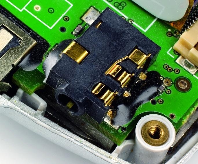 Gniazda telefonów komórkowych to prawdziwe pułapki na różne paprochy. Skutkiem mogą być problemy ze stykami.