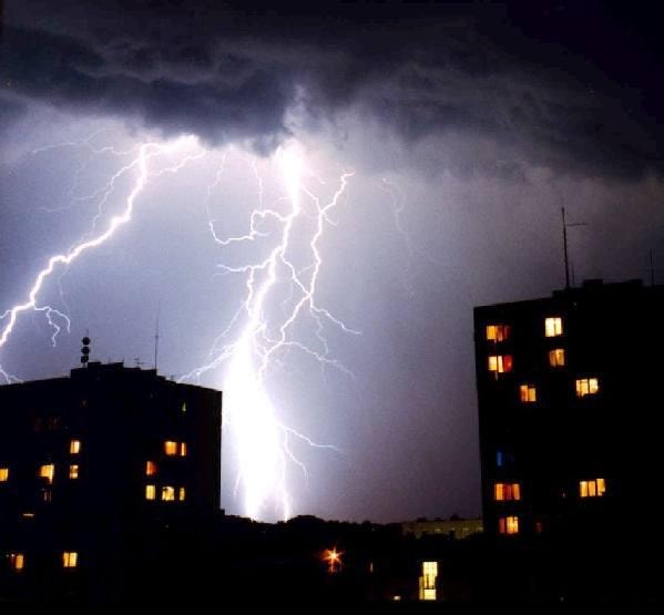 Burze są elektrycznym zjawiskiem atmosferycznym, ściśle związanym z wystąpieniem chmur cumulonimbus