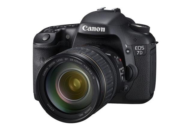 Korpus lustrzanki EOS 7D mierzy 148,2 x 110,7 x 73,5 mm, zaś waży około 820 gramów
