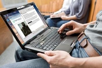 Niewielki, ciekawie wykończony laptop Toshiby