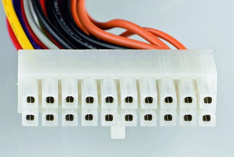 Tulejki styków wtyku Molex były zbyt szeroko rozwarte i nie zapewniały niezawodnego kontaktu.