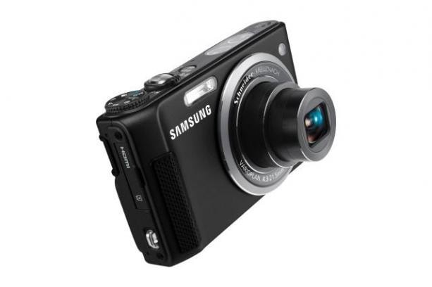 Samsung WB2000 mierzy 106,6 x 60,5 x 28 milimetrów