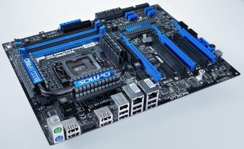 MSI Big Bang–Trinergy. Kontroler Serial ATA 6 Gb/s, obsługa urządzeń USB 3.0, dobrej jakości układ dźwięku, rozbudowany system chłodzenia, duża liczba złączy USB i FireWire, sześć slotów pamięci DDR3, hybrydowe złącza USB i eSATA, funkcjonalny BIOS, 3-letni okres gwarancji. Tyle zalet i tylko jedna wada – bardzo wysoka cena.