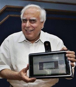 - To nasza odpowiedź na komputer za 100 dolarów od MIT - powiedział widoczny na zdjęciu Kapil Sibal