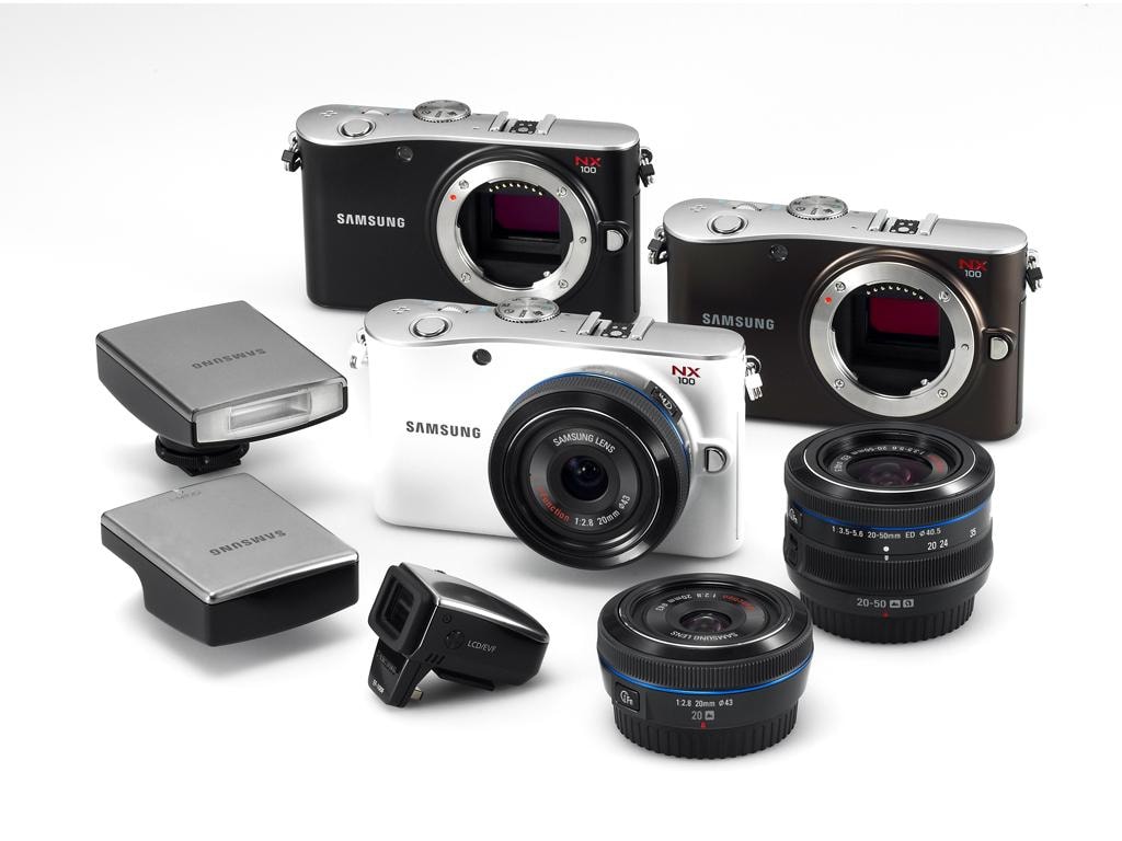 NX100 mierzy 120,5 x 71 x 34,5 mm, zaś wazy 282 gramów (bez baterii)