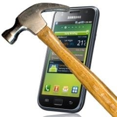 Samsung Galaxy S nie wytrzymał bliskiego spotkania z podłogą.