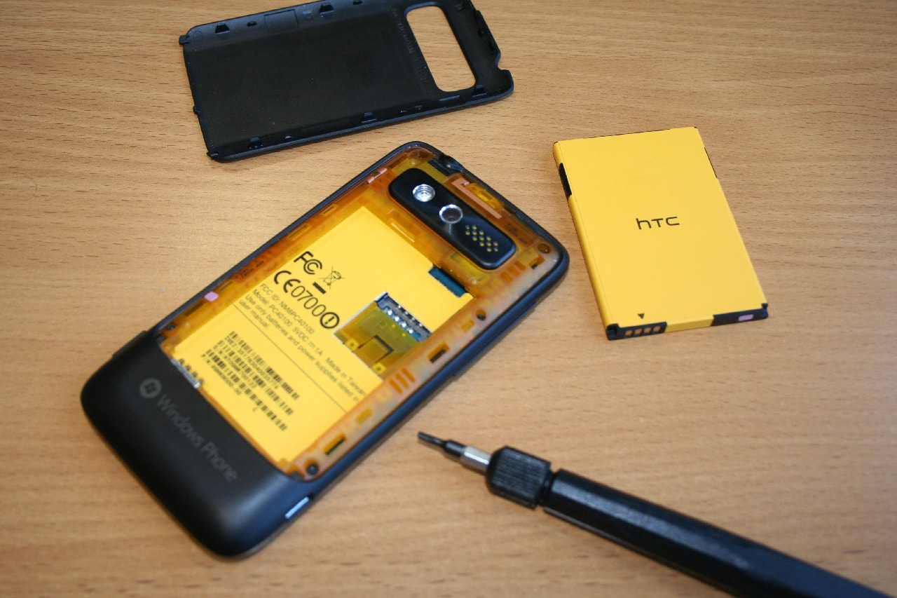 W HTC Trophy siedzi karta 8 GB