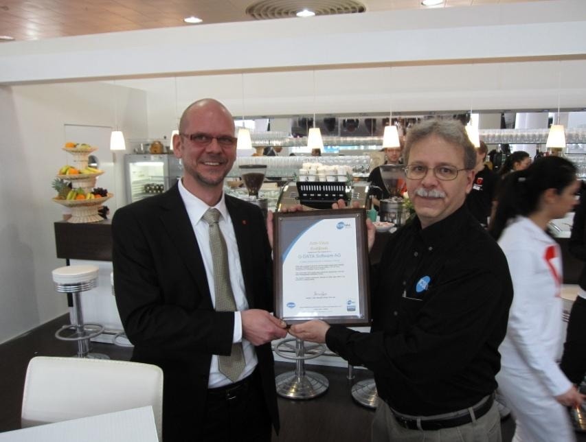Andrew Hayter (z prawej) wręcza ICSA Labs Anti-Virus Certyfikat dr Dirkowi Hochstrate, G Data CEO