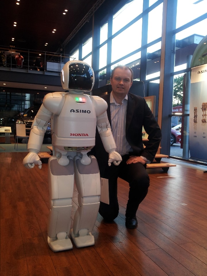 Z nas dwóch ten po lewej to Asimo. Po raz pierwszy można go spotkać w Polsce!