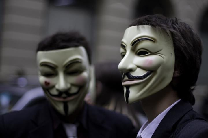 Kupując maskę, dajesz zarobić tym, przeciwko którym protestujesz. Taki paradoks