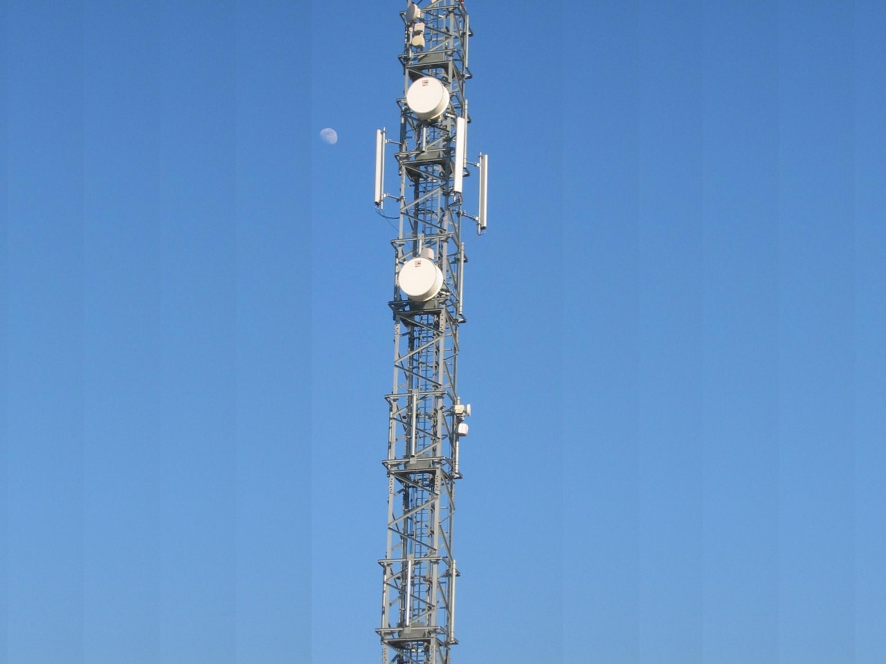 Operatorzy zainteresowani częstotliwościami z pasma 1800 MHz od przyszłego tygodnia będą mogli składać do Prezesa Urzędu Komunikacji Elektronicznej swoje oferty.