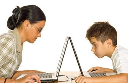 We wrześniu, chłopcy są o 60 procent bardziej narażeni na monitorowanie ich konta Facebooka, niż dziewczyny