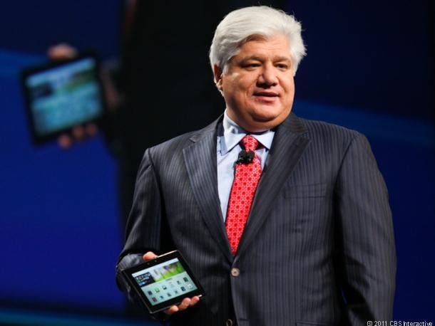 Mike Lazaridis, CEO RIM-a, z PlayBookiem w ręku (źródło: James Martin/CNET)
