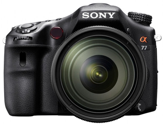 Nowy najwyższy model Sony ma matrycę o rozdzielczości 24 milionów pikseli. Również jego cena nie pozostawia wątpliwości, że Sony rusza na wojnę z Canonem i Nikonem: flagowy okręt tej firmy kosztuje ok. 5000 złotych – to o przeszło 2000 mniej od Canona EOS 5D Mark II z 21-megapikselową matrycą.