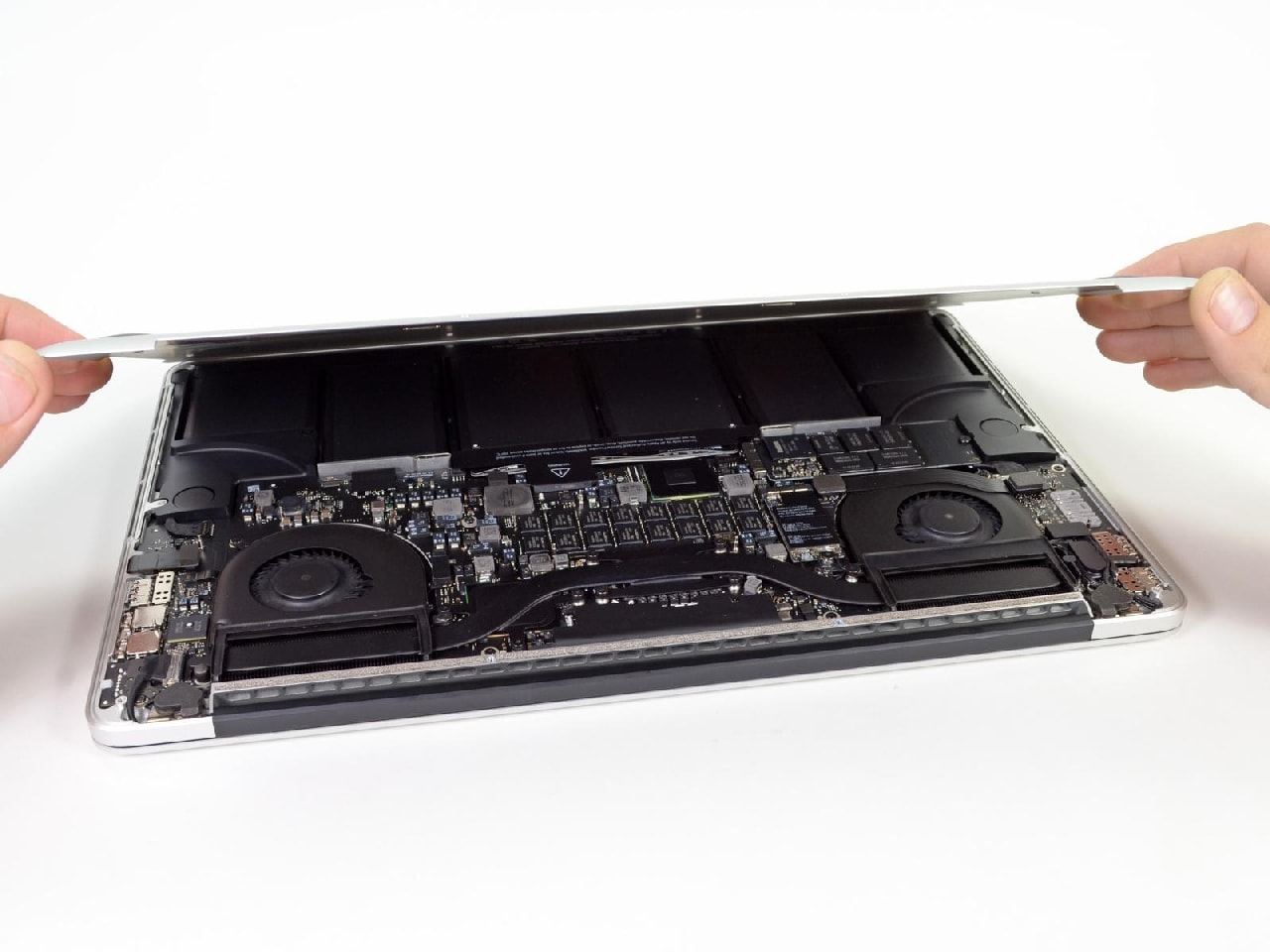 MacBook Pro z ekranem Retina rozkręcony do ostatniej śrubki