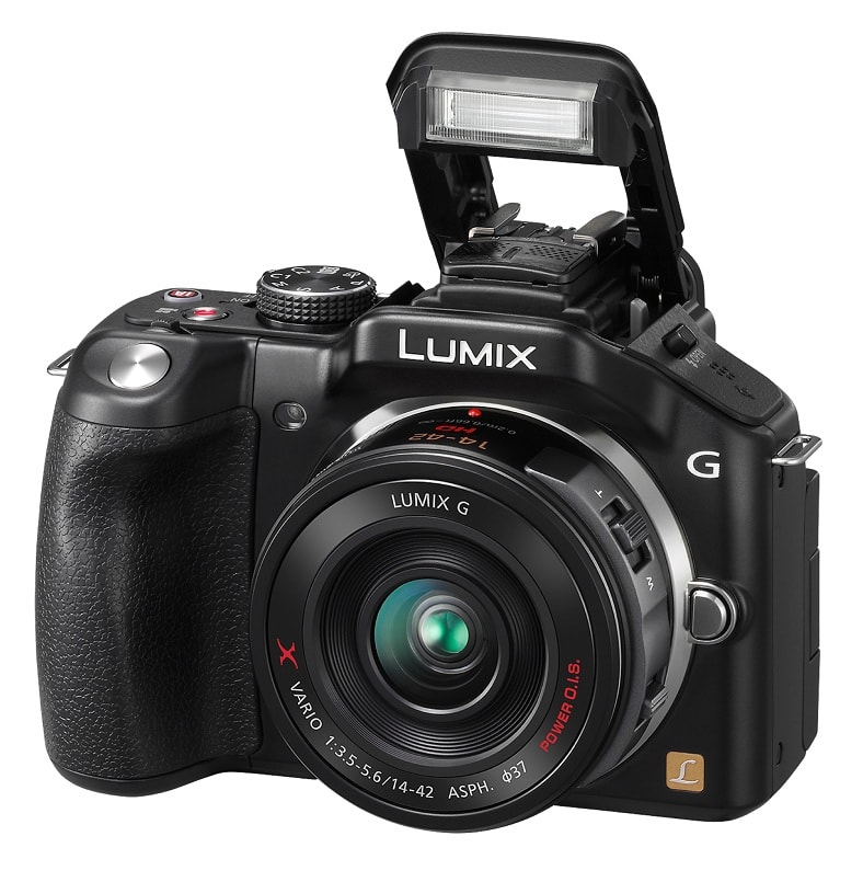 Panasonic Lumix DMC-G5: Podczas gdy uchwyt Lumiksa G3 był mało ergonomiczny, w nowym modelu G5 zdecydowano się zastąpić go większym i lepiej wyprofilowanym wariantem.