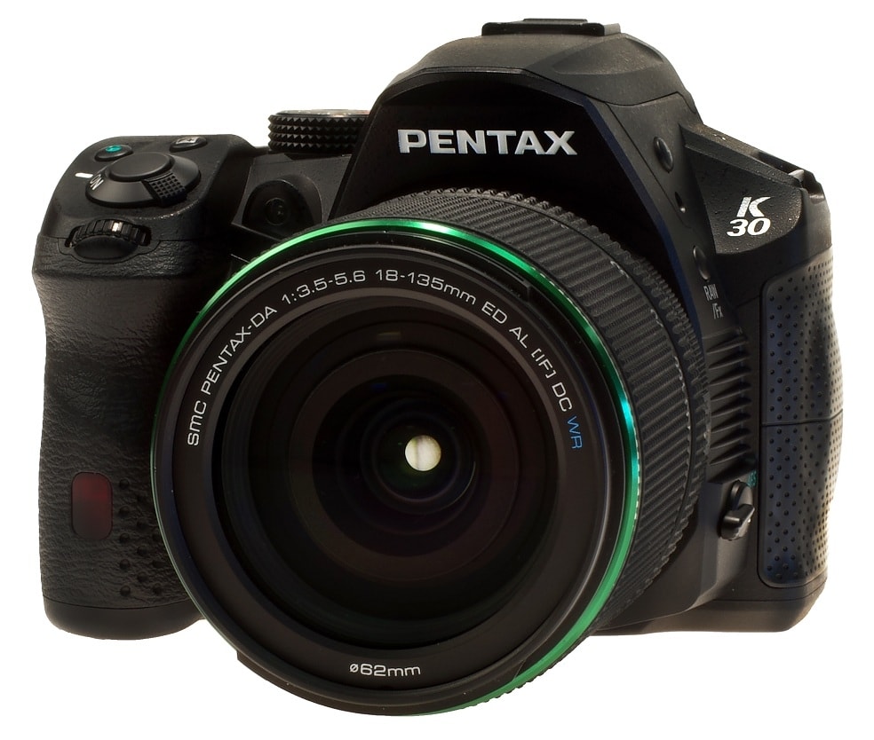 Opcjonalny zamiennik podstawowego obiektywu jest zabezpieczony przed wilgocią. Obiektywy Pentax posiadające odpowiednie uszczelnienia można rozpoznać po oznaczeniu