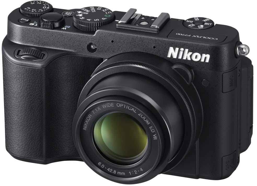 Nikon Coolpix P7700:Obiektyw o wyższej jasności, ale brak wizjera.