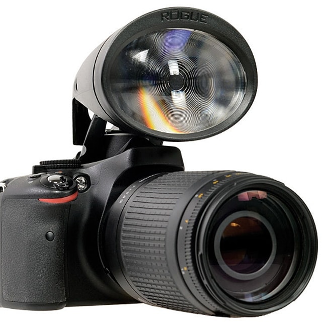 Wzmacnia wbudowaną lampę błyskową 8-krotnie!