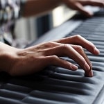 Hans Zimmer gra na pianinie przyszłości