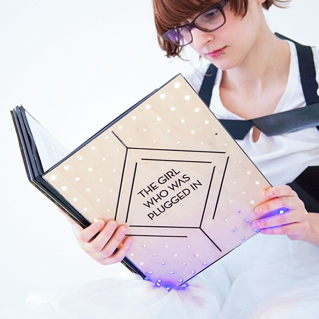 Papierowa książka z bardzo niezwykłą okładką