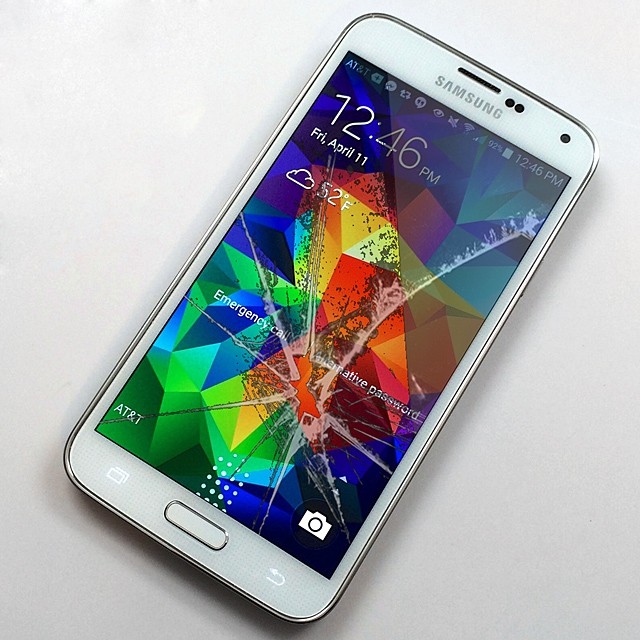 Samsung wymienia pęknięte szybki w smartfonach