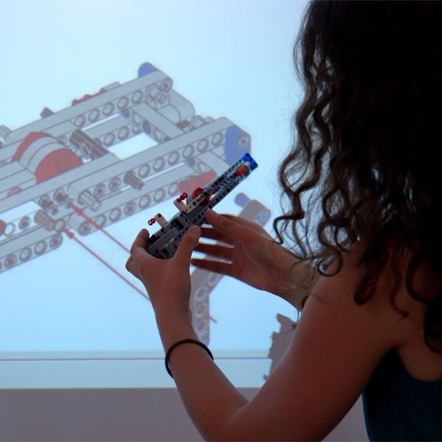 Dzieci uczą się robić roboty