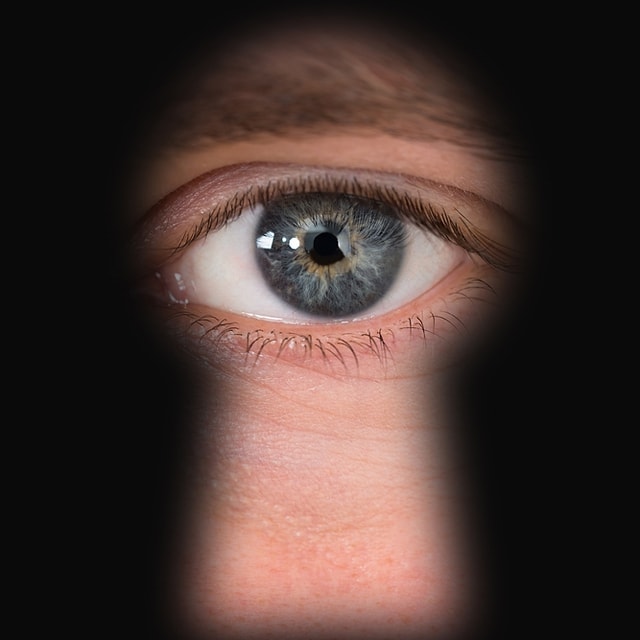 Nie korzystasz z Facebooka? I tak cię szpieguje