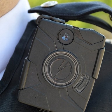 Angielscy policjanci z “wbudowanymi” kamerami