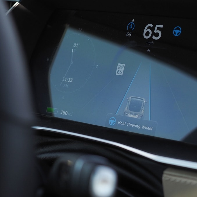 Autopilot Tesli dopuszczony na całym świecie