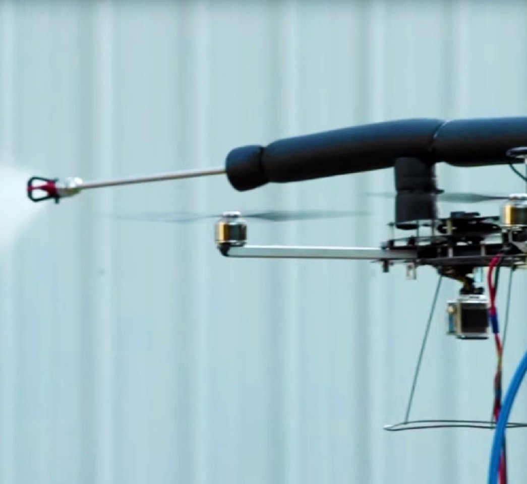 Ten dron nie boi się pracy na wysokości