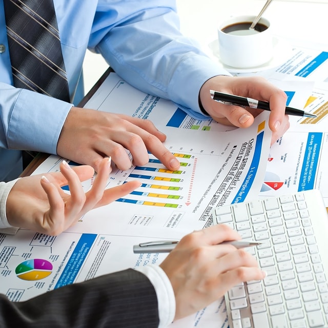 Papier w biurach miał zniknąć już dawno, tymczasem…