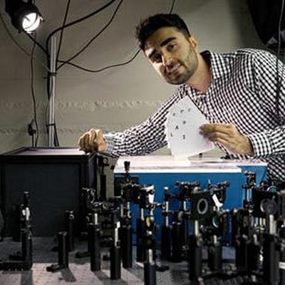 Urządzenie odczytuje treść książek bez otwierania ich