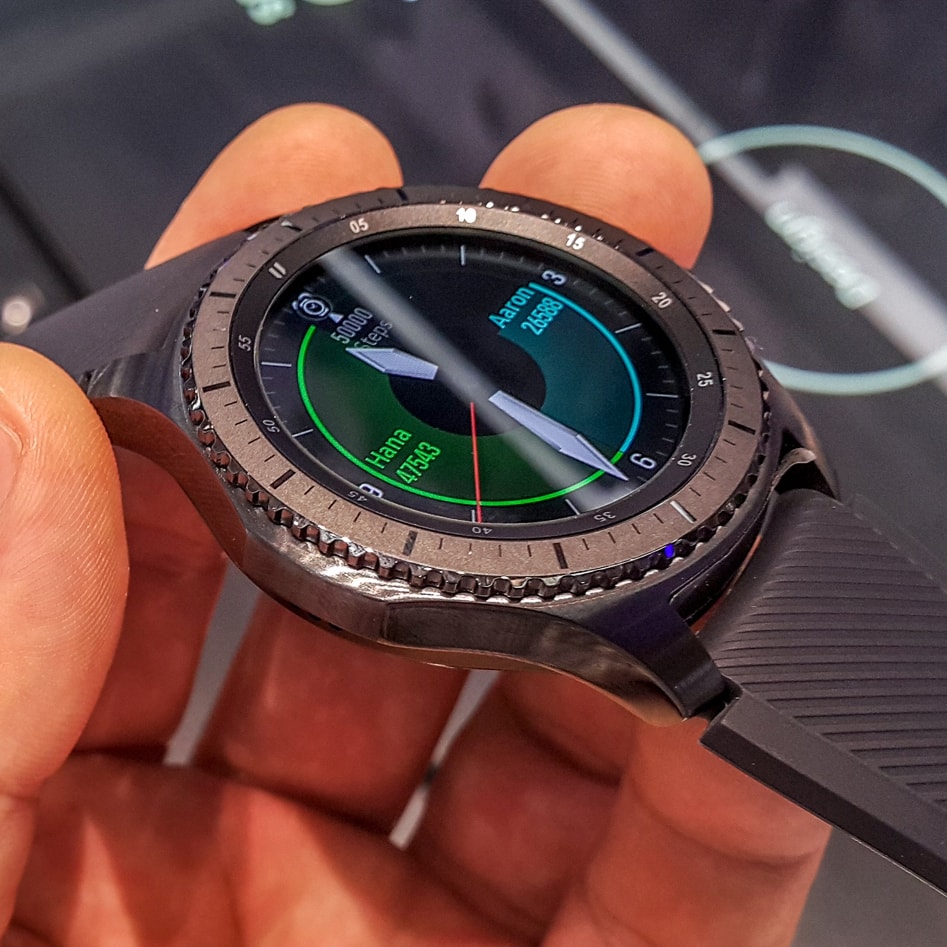 Gear S3 nie tylko sprawia wrażenie większego od poprzednika - on jest zdecydowanie większy! I, niestety, także grubszy.Fot. Tomasz Kulas