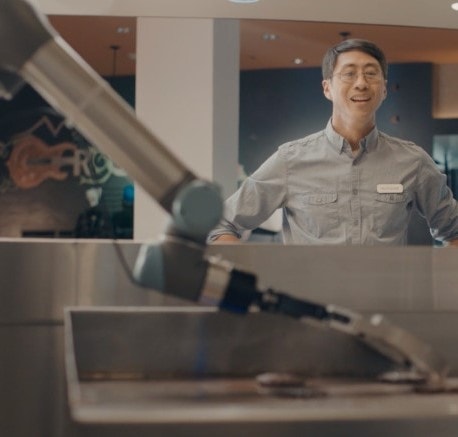 Flippy to pierwszy robot, który smaży hamburgery w Kalifornii