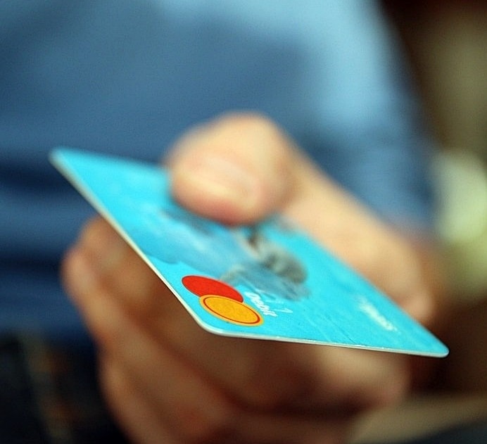 71% Polaków oczekuje, że płacenie kartą i smartfonem skróci kolejki