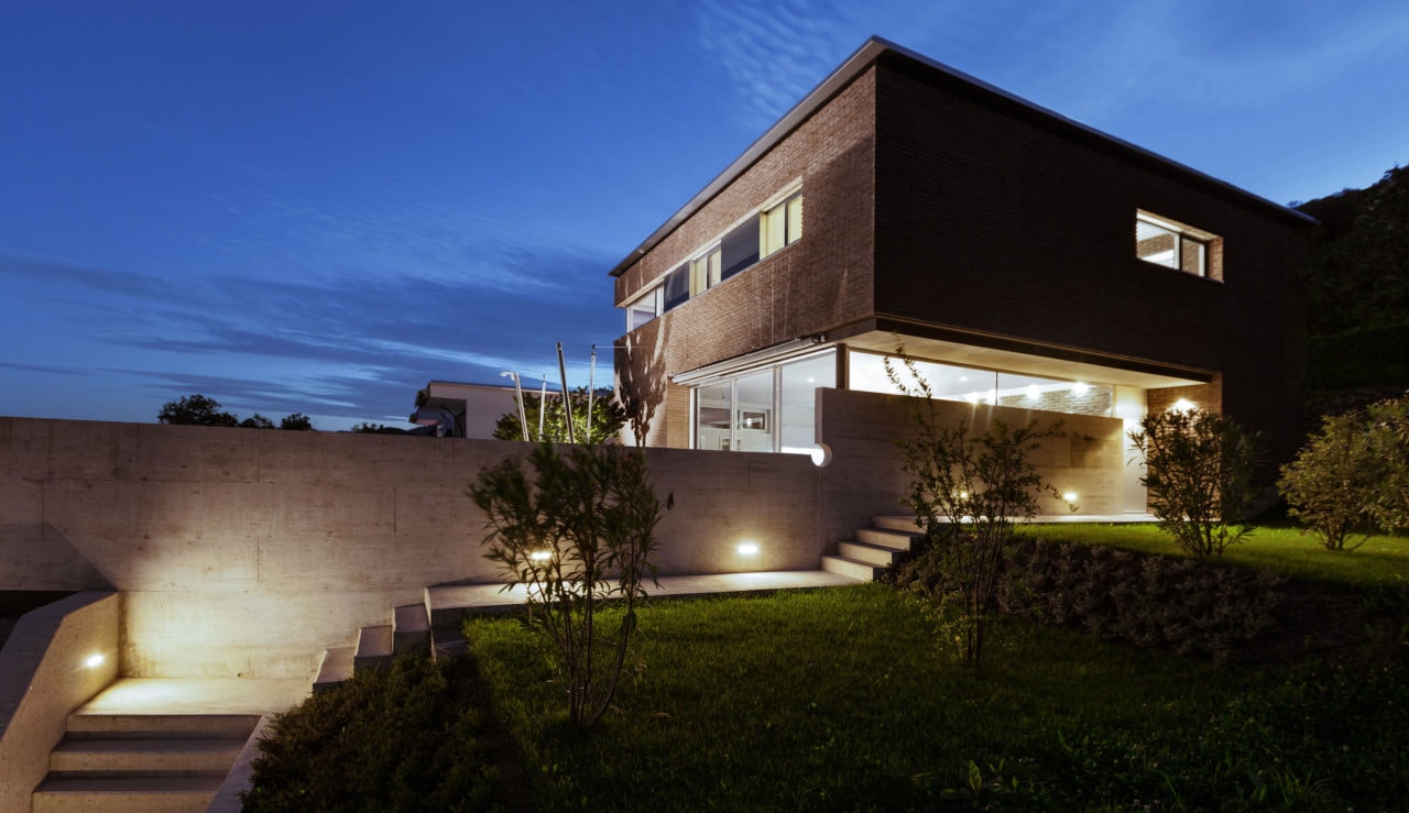 Kontrolery, czujniki i moduły – w domu, który myśli