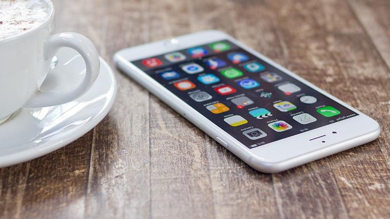 Zakaz sprzedaży i sprowadzania iPhone&#8217;ów do St. Zjednoczonych byłby potężnym ciosem dla Apple (fot. Macworld)

