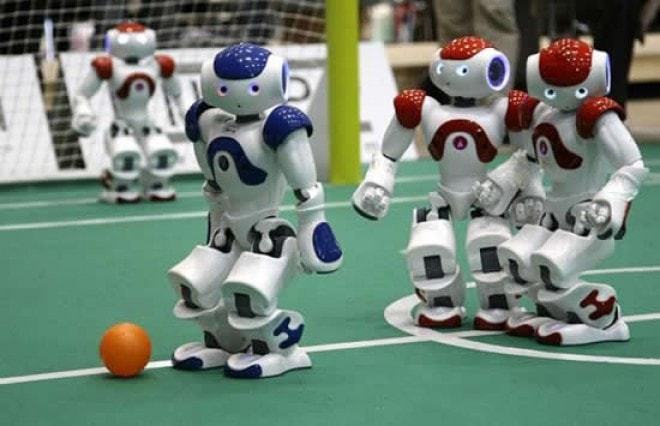 Roboty &#8220;biegają&#8221; za piłką (fot. Naufal Shidqi)
