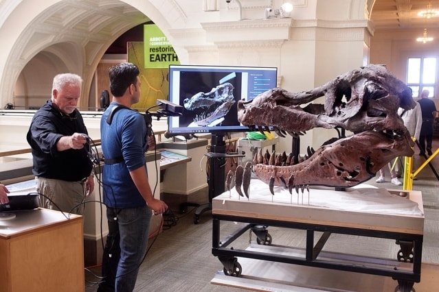 Skanowanie czaszki za pomocą Kinecta. Kontroler umieszczony został na monopadzie. Osoba trzymająca konstrukcję przesuwała się wokół czaszki. (fot. Field Museum of Natural History)
